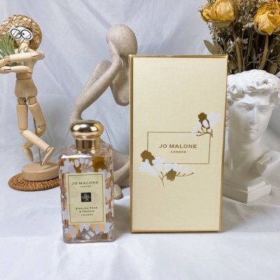 专柜品质 Jomalone祖马龙 祖玛珑 新年限定 英国梨与小苍兰香水 Ml 初熟秋梨的感性清爽包围在白色小苍兰花束中，又因琥珀、广藿香和木香而愈加芳醇，甜美金