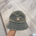 Celine思琳 新款牛仔蓝复古款渔夫帽 旅游带它出去美美哒 中古款哟.这种帽子不容易撞款 现货