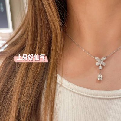 我们出品 蝴蝶项链，可订做18K真金真钻版，只做对版真金货，价询客Fu 经典蝴蝶戒指以梨形和马眼形美钻勾勒出格拉夫的经典蝴蝶图案，颂扬顶级美钻的无匹魅力。分叉环