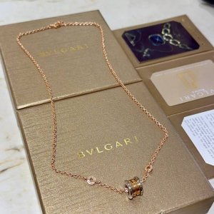 宝格丽项链V金材质 Bvlgari宝格丽 Divas Dream 系列 品相完美 细节无敌 那种独特的色泽完全无可挑剔 再缀以经典指环外形设计 简约之余却又优雅
