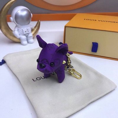 配图片原版包装 Louis Vuitton 路易威登法斗犬挂件钥匙扣摆件。 专柜代购内部填充物都与专柜一致聚酯纤维材质 法斗犬尺寸：10×4×8Cm 顶级进口p