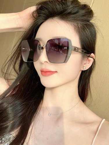 Dior-迪奥 2025开春新款 潮流爆款 时尚方框太阳镜 高品质 佩戴舒适 网红潮款墨镜 型号：D7230