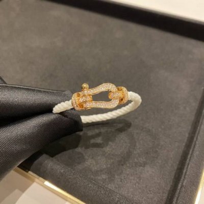 Fred 玫瑰金满钻马蹄白色手绳 大号 白色真的很优雅 干净利落的感觉 绳子颜色可以更换 无论男女佩戴都更好看 手绳采用1500根尼龙编织 日常的防水佩戴完全没