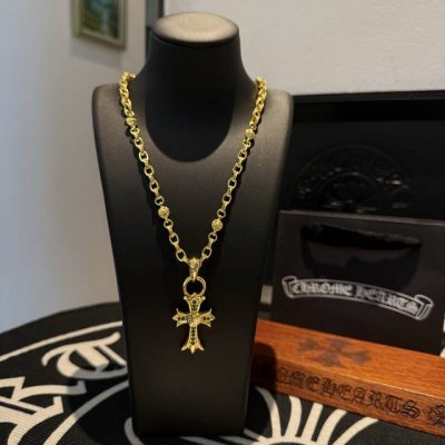 新款 专柜品质 Chrome Hearts克罗心经典复古黄金色十字花球项链 绿钻藤蔓十字架吊坠 凹凸造型不同的花纹设计风格 呈现出与众不同 十字架 童军花是克罗