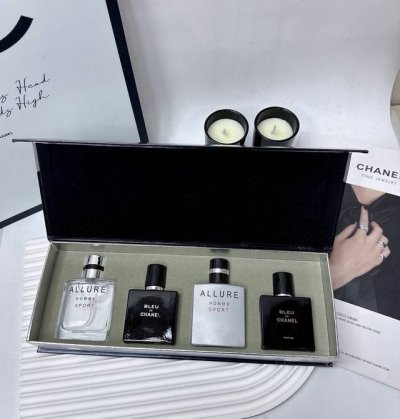 打起出货 香奈儿运动系列男士香水中样四件套！内含：25Ml*4带喷头。味道：蔚蓝淡香，蔚蓝香精，运动淡香，运动古龙。