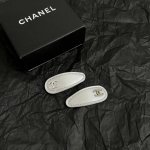 批70 一对Chanel 小香中古发夹 超洋气的古铜色 配上经典双C家抓夹夹 简直颜值爆棚 太喜欢了 强推 很有份量的发夹 拿在手里沉甸甸的