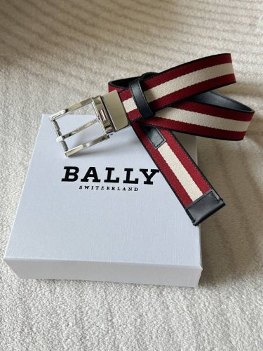 bally (巴利) 这款休闲皮带 蓝底间以红白色条纹，活力又不失沉稳。金属扣质感十足，简约大气，轻松为穿搭增添亮点，尽显优雅格调 。P220