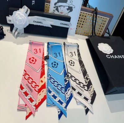 香奈儿Twilly小丝巾来了，Chanel 卡通字母 名副其实的小可爱， 人手三条闭眼收，我都不拦着 N久都没有见过这么好看的Twilly 真的是真香本香了，凹