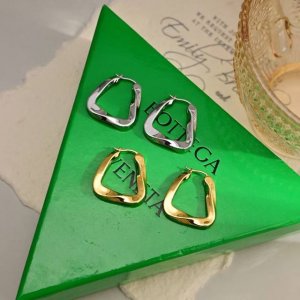 Bottega Venenta 新款三角形耳环 与众不同的设计 Bv个性十足 颠覆你对传统耳环的印象 使其魅力爆灯