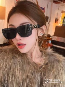 Versace-范思哲 . 宝丽来树脂偏光镜片 . Tr90镜架轻便佩戴舒适 . Size 58-17-142 . 款太阳镜减轻强光负担 遮挡有害光线防辐射 出