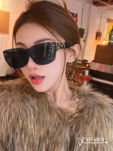 Versace-范思哲 . 宝丽来树脂偏光镜片 . Tr90镜架轻便佩戴舒适 . Size 58-17-142 . 款太阳镜减轻强光负担 遮挡有害光线防辐射 出