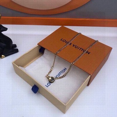 元配图片原版包装 louis Vuitton官网新款 Monogram吊坠项链 monogram珠宝首饰系列融合精致的Monogram雕刻花纹与闪亮的金属饰面