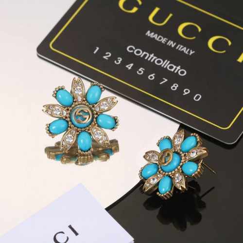 Gucci双G古驰耳钉耳夹 作为品牌的标志性元素，运用品牌首字母以别致的方式呈现。金色效果金属标识与白色玻璃珍珠边框相得益彰，令整款设计更显精致典雅的气息。融合
