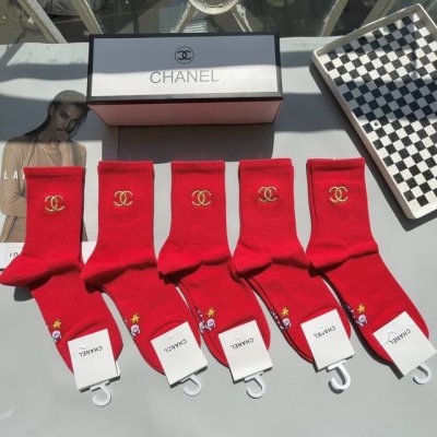 配包装 一盒五双 Chanel 香奈儿 红红火火过年袜 官网同款字母刺绣中长款袜子！罗口刺绣品牌简称字母Ins装饰，专柜同步筒袜袜子，大牌出街，潮人必备超好搭