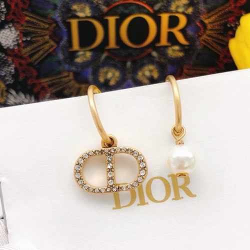 编号Ded0217 迪奥Dior 原单新品耳勾微镶钻Cd珍珠耳钉耳环 高端品质，专柜1:1开模，专柜原版同黄铜材质！高级925银针防过敏处理，Cnc精雕刻，细节
