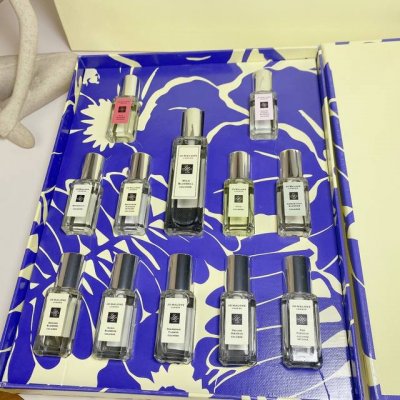专柜品质 Jomalone祖玛珑祖马龙超值限量款蓝色花开十二件套，配礼品袋 12种香调分别为 经典蓝风铃30Ml 黄色木槿花9Ml 红色木槿花9Ml 限定版雪柚