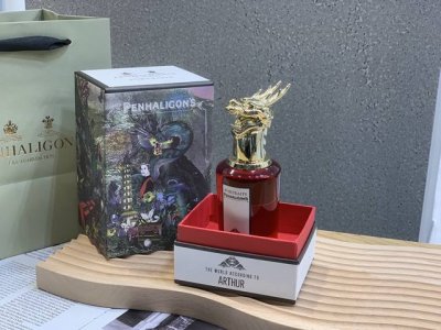专柜品质 新版潘海利根兽首龙头75Ml penhaligons亚瑟香水眼中的世界 香氛系列 树脂木质 前调 熏香Sfe 香草塔希提溶液 葡萄柚 中调 黄葵 鼠尾