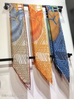 Rhms2466原单爱马仕 两马织情 丝绒大三角巾 专柜同步 两个彼此相对的马首 如同儿童游戏中的小雕像 在此三角巾的中央 两匹马几乎围成了一个圈 其生动活泼的