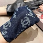 香奈儿新品短款牛仔布加羊皮手套，时尚机车手套，秋冬新品布内里，时尚上手超舒适柔软、百搭！集美女神必备配盒子码数Ml