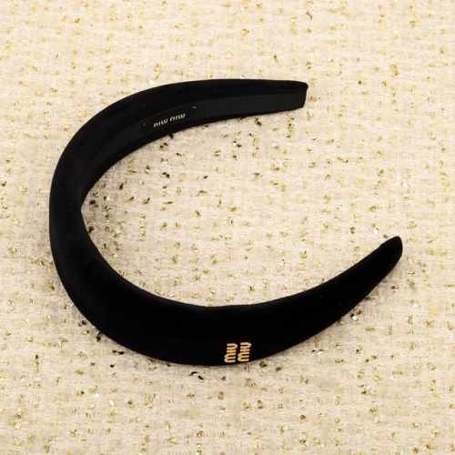 我们出品 Fever同款，Z4000，量大咨询客Fu Miu Miu绒布发箍 佩戴起来，大呼这简直就是惊为天人的艺术品啊，一个箍竟然可以设计得这么让人热血沸腾，