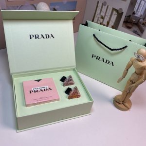 原单品质130 普拉达我本莫测反差感三件套！内含：我本莫测香水30Ml，Q版我本莫测7Ml*2。