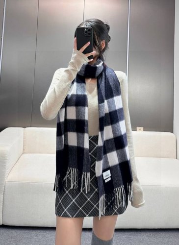 王牌口碑Burberry深度经典羊绒格子围巾专柜最新品相 目前专柜都换上了新标经典中的经典.全品相其他什么F货都弱爆了 真材实料纯羊绒这个出口单规格一直是我们王