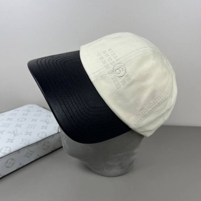配防尘袋 潮牌 新款新作融入了特色面料，风格深邃、时尚、高级，复古风十足每处细节的拼接都是匠心之作，打破棒球帽的传统，爱了爱了限量发售！