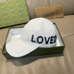 配盒子布袋 Gucci 古奇 新款原单棒球帽 Loved系列 1:1开模订制 重工刺绣 细节可媲美专柜 原版帆布料+头层牛皮 质量超赞 帅男靓女首选 时尚百搭
