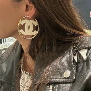 Chanel 小香双C简约黑色、白色亚克力大耳圈耳钉这款耳环真的超级美看着设计简单但是佩戴效果好看到爆就连我这种小耳垂的也很Ok Zp黄铜材质 上耳超气质优雅