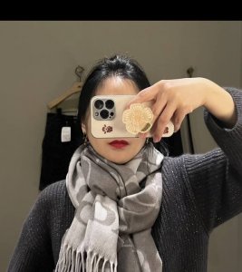 蔻驰 2024年新款到！Coach爆款！三色披肩也太好看了吧！不仅有颜值还有品质，97%羊毛+3%羊绒，手感超级软糯和舒服，尺寸1 ×53Cm，整体宽度还可以，