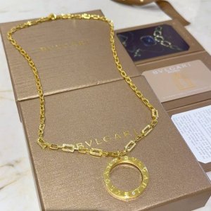 宝格丽项链V金材质。Bvlgari宝格丽 Divas‘ Dream 系列 品相完美，细节无敌，那种独特的色泽完全无可挑剔，再缀以经典指环外形设计，简约之余却又优