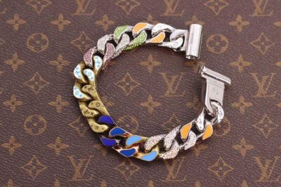 p300热销款推荐 louis Vuitton Chain Links马卡龙古巴手链 chain Links Patches 手链以匠心重塑经典，将 Virgi