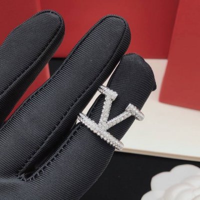 编号Vjz0006 华伦天奴最新款戒指镶钻 一致Zp黄铜材质