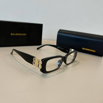 Balenciaga 巴黎世家 你和女明星只差这副Balenciaga墨镜 这副真的太酷啦~ 好多时尚博主和网红的同款黑金配色一整个高级住了搭配任何衣服都Ok