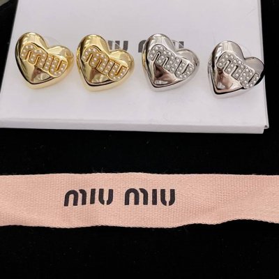 高品质 细节如图 Mu爱心字母耳钉 少女心满满太好看啦 金色 银色两个颜色 满满少女感 镜面抛光太绝啦即可休闲 可以活泼可爱 也可以精致小女人 太适合日常百搭了
