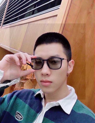 阿玛尼Armani 原单品质男士女士偏光太阳镜 材质：高清宝丽来偏光镜片、板材印字Logo镜腿。看细节就知道大师手工制作设计，做工精致，高端大气，适合旅游出行