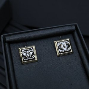 Chanel漫画四方耳钉耳钉 这一季主打宫廷风 优雅又时尚 黑金撞色绝绝子