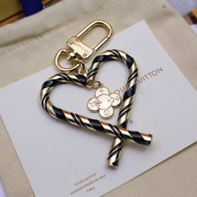 驴家新品新款上新四色 lv爱心 Louis Vuitton 的经典永恒之作 Lv创意总监Nicolas Ghesquiere为了向经典致敬 不仅推出了以Lv爱心