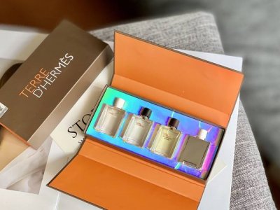 专柜品质 爱马仕大地系列香水礼盒 5Ml*4 爱马仕大地是爱马仕推出系列中非常优秀的标杆式男香 也是 男香女用 频率最高的男香之一 它的优秀就在于调香师将其木质