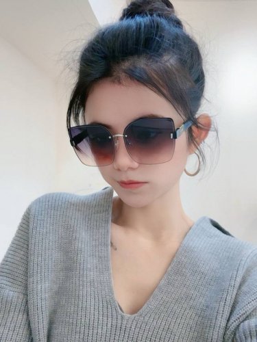 Dior-迪奥 2025开春新款 潮流爆款 时尚方框太阳镜 高品质 佩戴舒适 网红潮款墨镜 女士高清太阳镜 高品质Tr镜框 型号Cd1233
