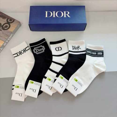 配包装 一盒5双 Dior 迪奥 新款字母中筒袜子！爆款字母专柜同步中筒袜，大牌出街，潮人必备超好搭