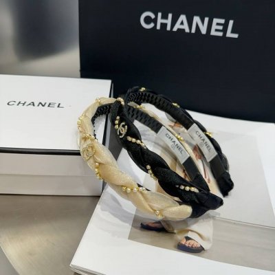 配包装盒 Chanel 香奈儿 最新小香珍珠发箍。简单实用，时尚潮流。非常好看！小仙女必备