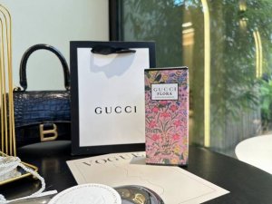 专柜品质 在春日绮丽花园做一场花仙子的梦100Ml 想快步来到春天，做花园里的花仙子 将栀子花藏在身后，时刻期待与春的赴约 是花枝肆意生长，馥郁芬芳 是白栀子的