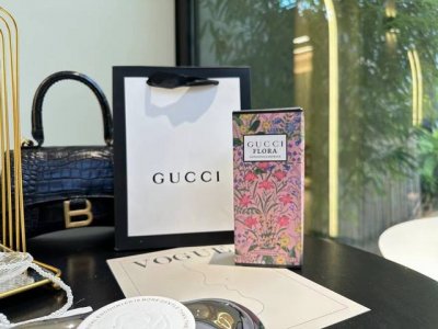 专柜品质 在春日绮丽花园做一场花仙子的梦100Ml 想快步来到春天，做花园里的花仙子 将栀子花藏在身后，时刻期待与春的赴约 是花枝肆意生长，馥郁芬芳 是白栀子的