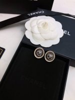 Chanel香奈儿 中古 双C耳钉小香家的款式真心无需多介绍每一款都超好看，精致大方，非常显气质。
