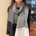专柜最新款迪奥火爆来袭顶级色织工艺此工艺只有大牌纯正代工厂才有的工艺100%顶级针织加羊绒围巾高尖端产物时尚大牌颜色超正超级柔软保暖亲肤，简单的素色非常大气..