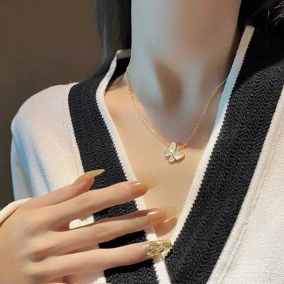 v金镀咪金马眼白贝母镶钻项链 翩翩飞舞的蝴蝶与散发着柔和光泽的珍珠母贝相互辉映 轻盈曼舞的彩蝶停驻在颈项 ，牵引出灵动柔媚的生命活力
