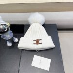 Celine赛琳针织配狐狸毛钱单帽新款上架毛线针织面料手感舒适透气性好！款式新颖别致！出街必备单品，减龄又时尚，非常大方！帽型特别好看！而且价格非常美丽！送人自