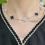 V金材质 Vca高级黑贝间隔钻十花四叶草项链 Cleef&Ar批Els 四叶草 此系列设计灵动 线条流畅 易于佩戴 展现无限搭配的可能 为每一位女性的生活带来丰