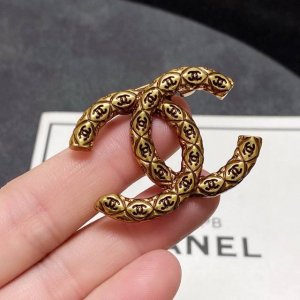 chanel小香 专柜新款中古香奈儿胸针 是最懂女人的饰物 那些倾注了全部心血去做自己的女人 往往更珍惜胸针的意义 香奈儿女士把胸针别在帽子上 并告诉那些模仿她